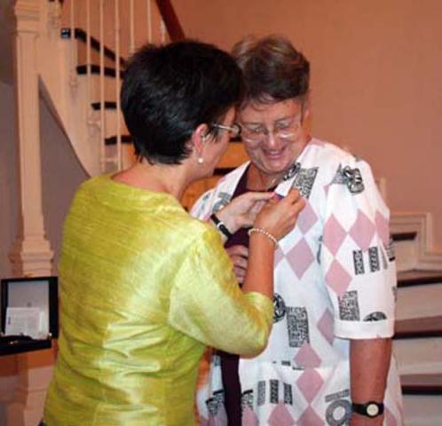 Australian ambassador Margaret Adamson presents the award to Sister Denise