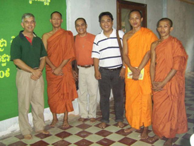 Msgr Enrique Figaredo (CAS), Fr Jose Hildy Banaynal (PHI) and Br. John-Lester Tajon (PHI) with the Buddhist monks of Wat Pohville