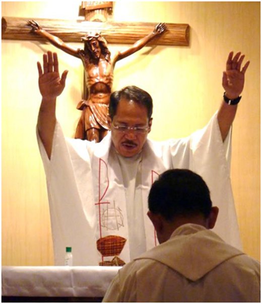 Fr Jojo Magadia blesses Fr Lester at missioning mass.