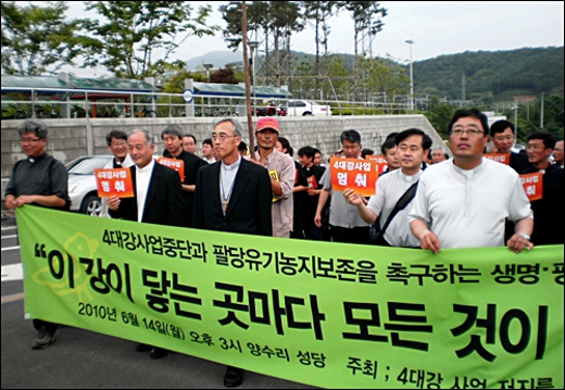 Bishops march against the Four Rivers Project