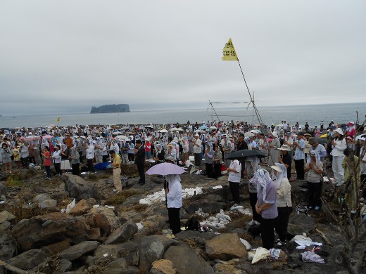 Hundreds of people attending Mass at Gureombi rock in Aug 2011.