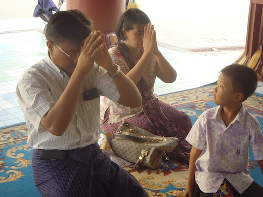 Devoted_Buddhists in Shwezigon Paya in Nyaung U 