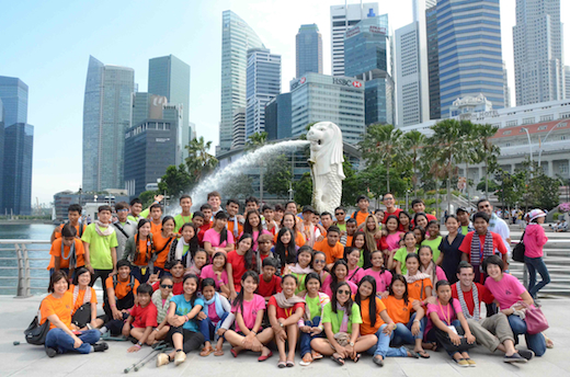 Battambang Arrupe Tahen dance troupe with the Merlion