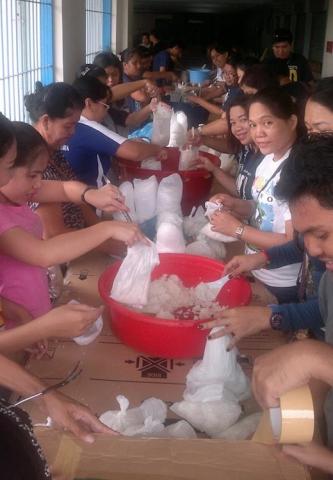 Zamboanga crisis packing relief items