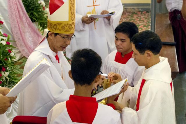 Joseph Aik Maung SJ during the presentation of the Host and Chalice