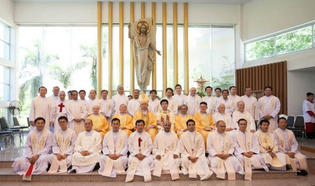 All the priests who participated in the Ordination. In the golden chasubles from left to right: Fr Paul Pollock SJ; Emeritus Bishop Lawrence Thienchai Samanchit; Bishop Silvio Siripong Charatsri, Bishop of Chanthaburi; Fr Manasan Wongvarn, the newly ordained priest; Fr Sugiyo Pitoyo, Thailand Regional Superior; Fr. Yod Senarak, Vicar General of Chanthaburi Diocese