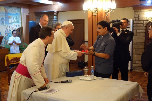 Fr Nono Alfonso SJ presents Pope Francis with a copy of a souvenir music album produced by Jesuit Communications Foundation to celebrate the papal visit. Each song prayerfully reflects on either the person of Pope Francis or the theme of his visit, which is mercy and compassion or “habag at malasakit”. 