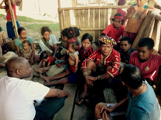 Having a conversation with the Datu of the Tabajamnen tribe, another indigenous group, from the village of Makilo