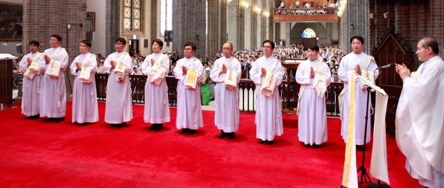 From L to R: The new Jesuit priests Fr Hun-june Peter Lee, Fr Se-jin Paulus Ahn, Fr Do-hyun Paul Kim, Fr Jae-sang Bonaventura Lee, Fr Sung-jae Josef Cho, Fr Hyung-sik Francis Cho, Fr Min John Kim, Fr Hyung-wook Dominic Savio Kim, Fr Seok-bae Andrew An, Fr Jae-wook Anselmus Lee. On the far right is Korea Jesuit Provincial Fr Che-chon John Chong