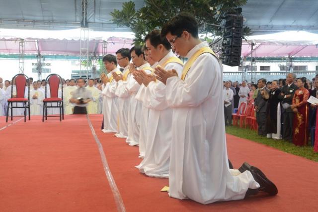 The ordinands in prayer