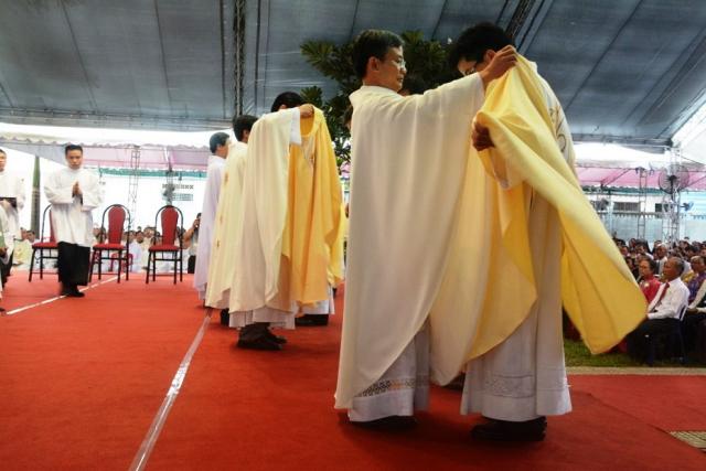 The ordinands don their vestments.