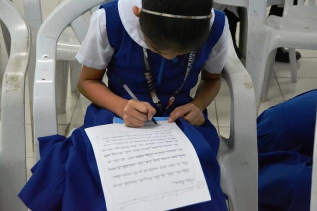 A student at an UGAT workshop on dealing with loneliness for children of Overseas Filipino workers