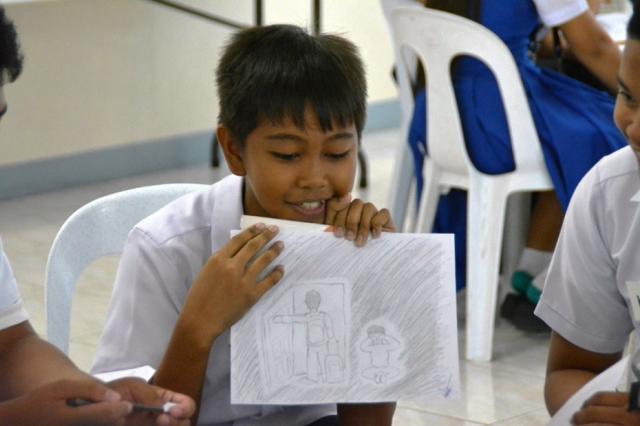 A student at an UGAT workshop on dealing with loneliness for children of Overseas Filipino workers