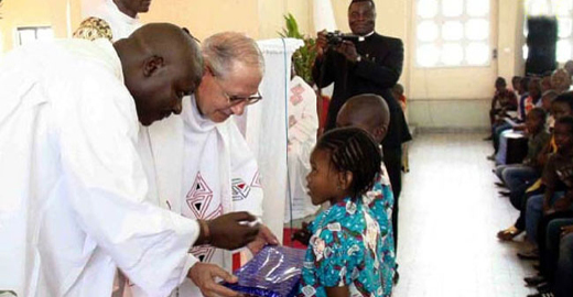 Fr. Nicolás celebrating Mass at Sacré Coeur Parish in the Democratic Republic of the Congo in 2011