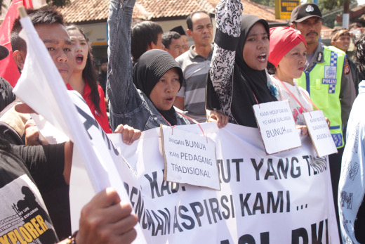 Farmers staging a peaceful rally in front of the Garut Regent's Office