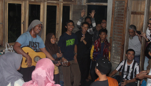 Scholastics with female santris, (students) living in Pesantren Ath-Thariq