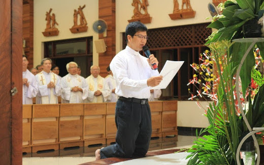 Vincent Phạm Đức Tuấn SJ making his last vows