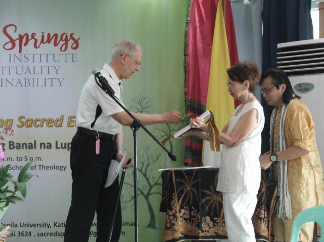 Fr Adolfo Nicolas blessing the Sustainability Conference book
