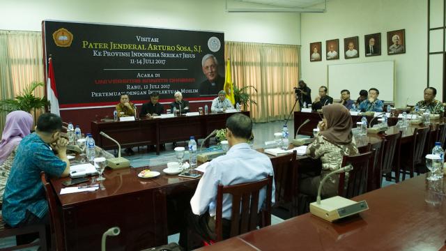 Fr General Arturo Sosa dialoguing with Muslim scholars in Yogyakarta