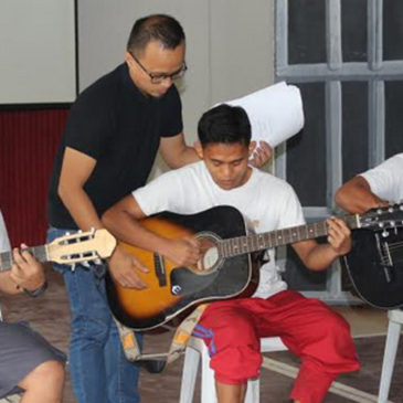Inmates in Philippine prison rediscover joy, faith through guitar lessons