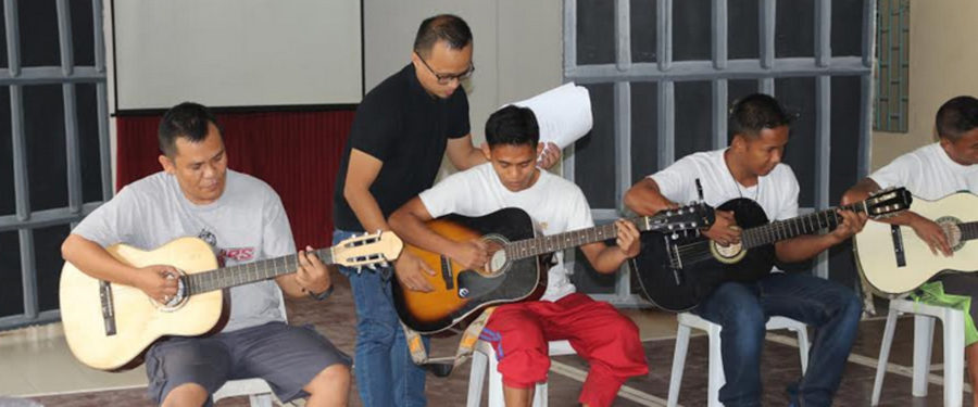 Inmates in Philippine prison rediscover joy, faith through guitar lessons