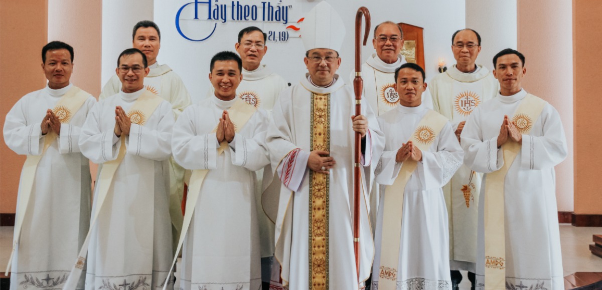 Four Jesuits (and an Assumptionist) ordained deacons in Vietnam