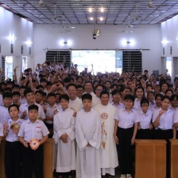 Hundreds of young Vietnamese turn up for “Come and See”